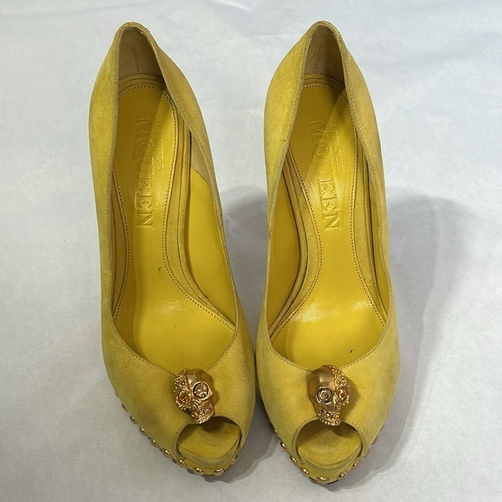 Alexander McQueen yellow suede peep toe heels embellished gold skull women’s 38